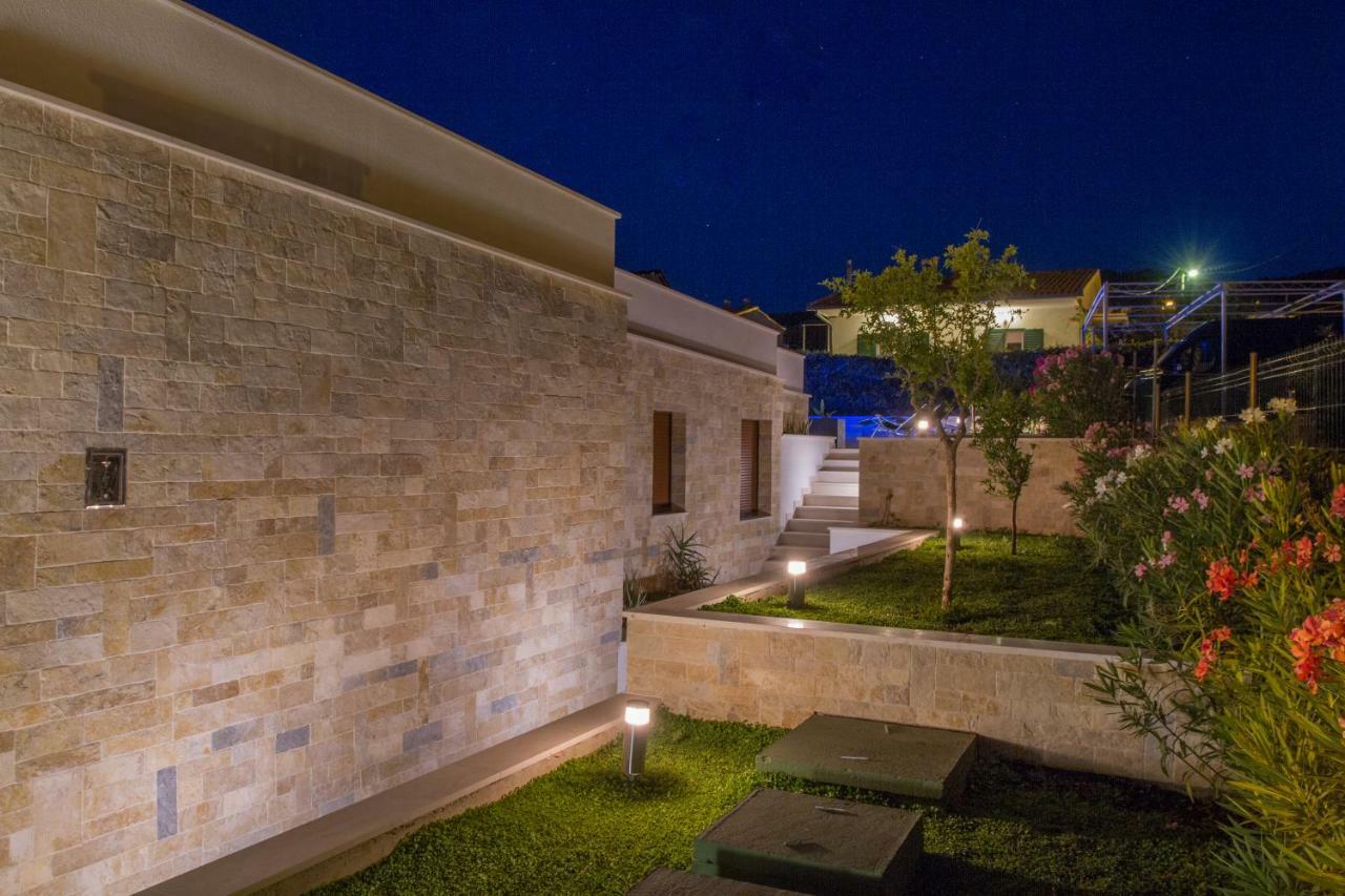 Luxury Poolside Villa Slatine Ngoại thất bức ảnh
