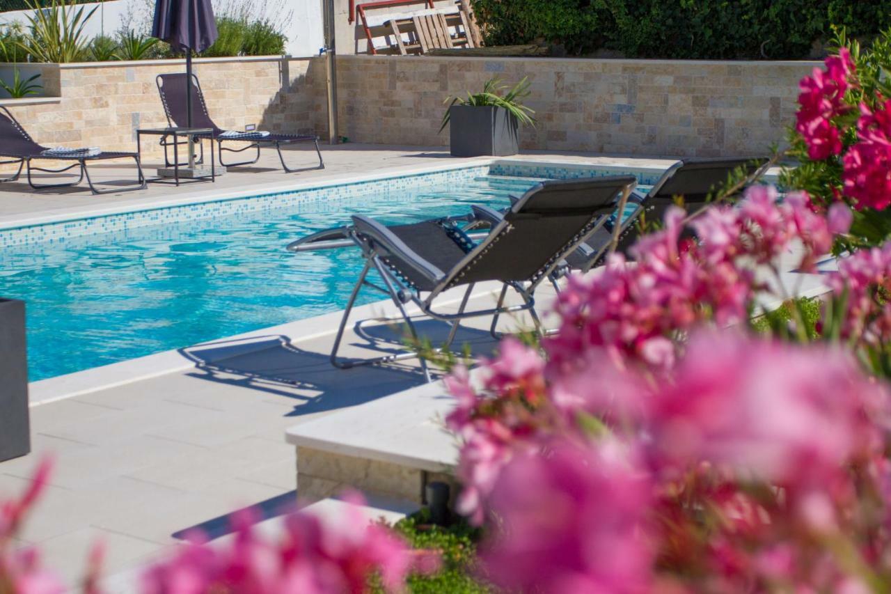 Luxury Poolside Villa Slatine Ngoại thất bức ảnh