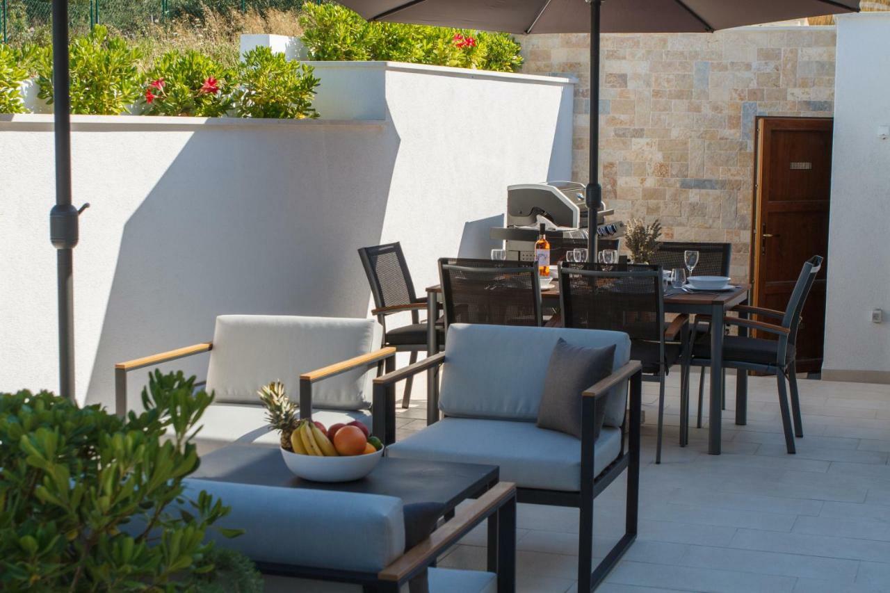 Luxury Poolside Villa Slatine Ngoại thất bức ảnh